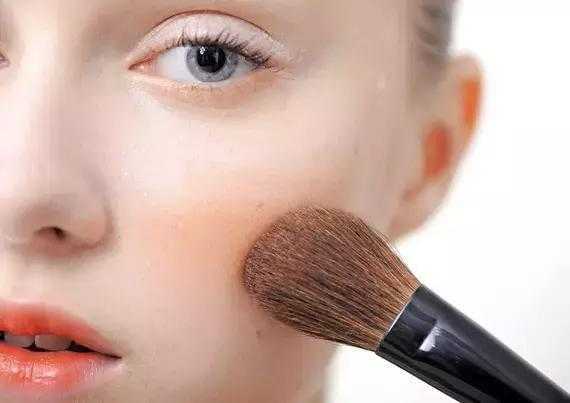 日常妆必须用腮红吗?先打高光还是先画腮红呢 日常妆必须用腮红吗?先打高光还是先画腮红呢