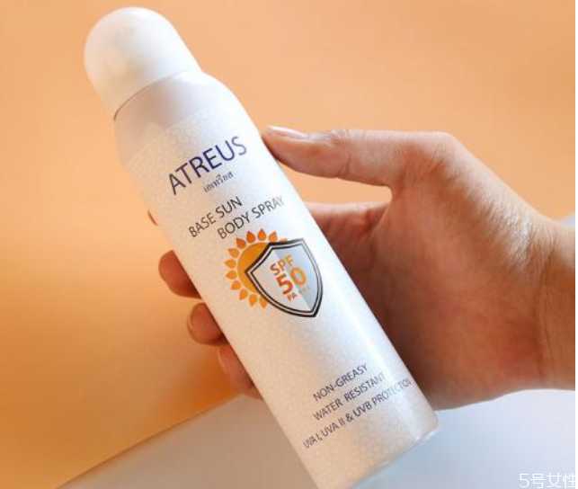 防晒喷雾喷在丝袜上有用吗？夏天穿的丝袜有防晒功能吗