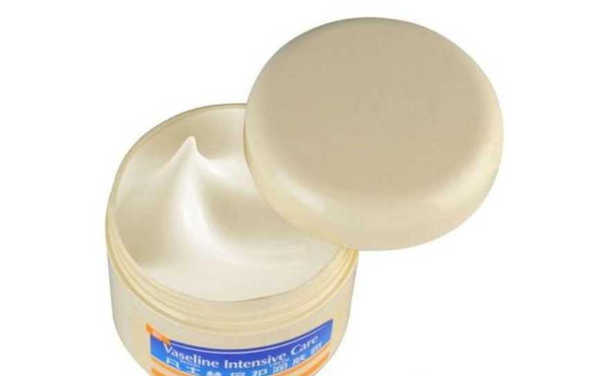 厚涂凡士林可以去黑头吗？凡士林擦脸会堵塞毛孔吗