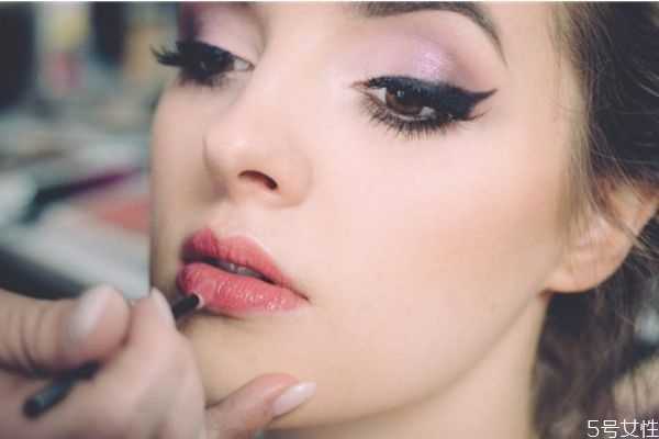 用粉底液打底再涂哑光口红会滋润吗