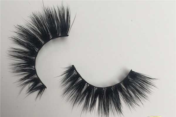 假睫毛贴真睫毛上面还是下面 假睫毛贴真睫毛上面还是下面