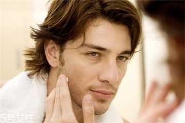 男性皮肤干燥缺水怎么办？不同年龄的男人护肤指南