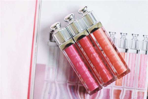 唇蜜和润唇膏有什么样的区别 唇蜜和润唇膏有什么样的区别