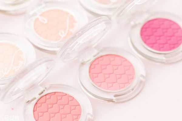 单眼皮买哑光还是珠光？单眼皮适合的眼影牌子