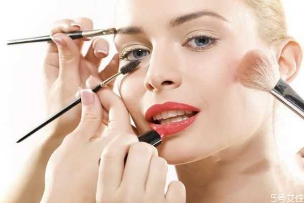化妆容易起皮怎么办？为什么一化妆脸就起皮