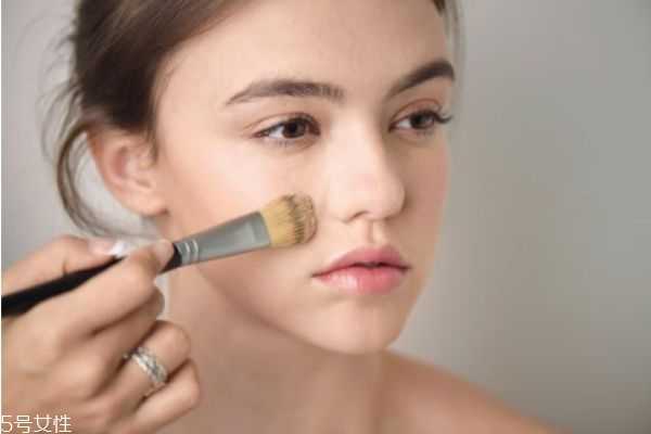 先涂遮瑕还是粉底液 遮瑕和粉底液的使用顺序