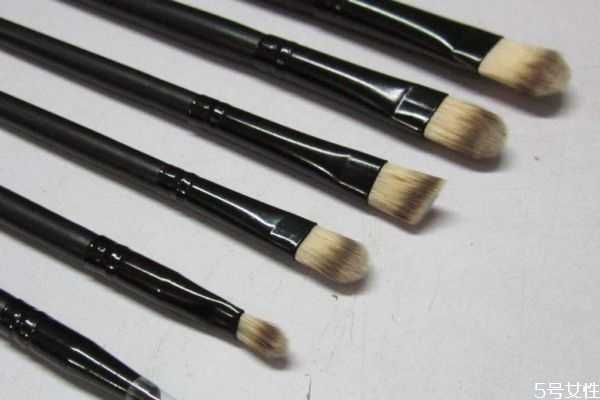 眼影刷能作唇刷吗?眼影刷的使用顺序是什么 眼影刷能作唇刷吗?眼影刷的使用顺序是什么