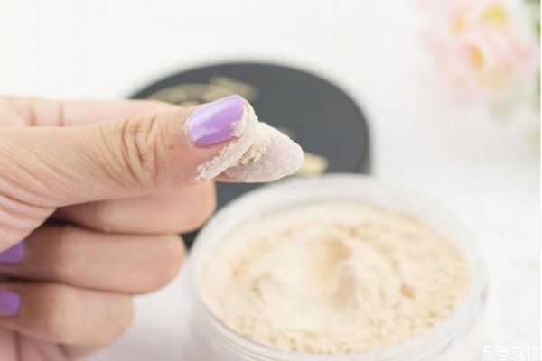 蜜粉怎么用才不浮粉?使用蜜粉不浮粉的方法