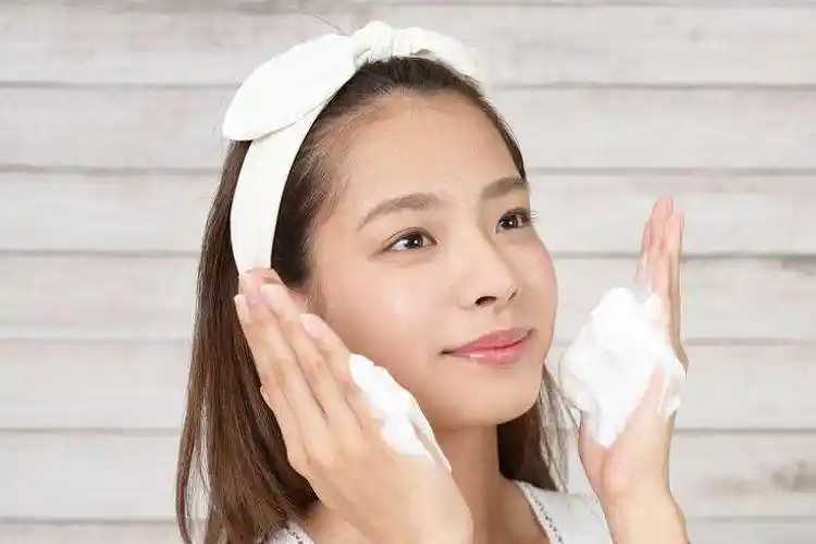 敏感肌肤可以使用洁面霜吗 敏感肌肤可以使用洁面霜吗