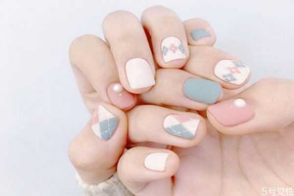 白色美甲变黄怎么清洗 白色美甲变黄怎么清洗