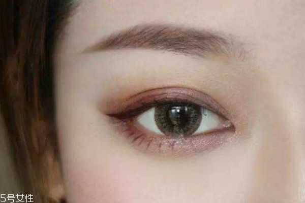 先贴双眼皮还是先画眼影？双眼皮贴和眼影的使用顺序