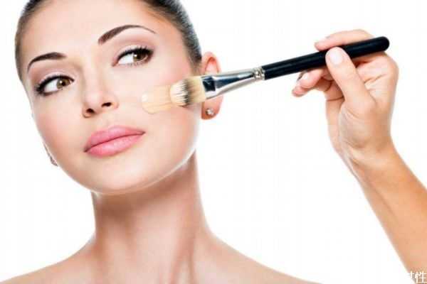 粉底液会闷痘痘吗？粉底液闷痘怎么补救