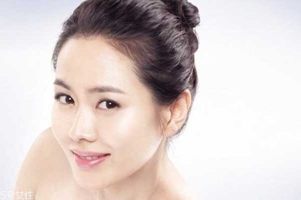 皮肤粗糙是要去角质吗