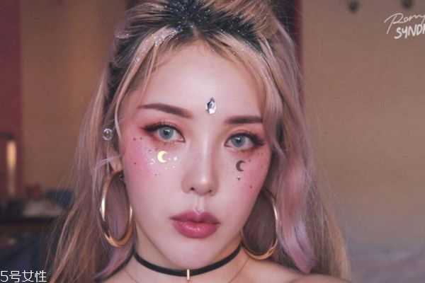 新手怎么戴美瞳?佩戴美瞳的建议 新手怎么戴美瞳?佩戴美瞳的建议