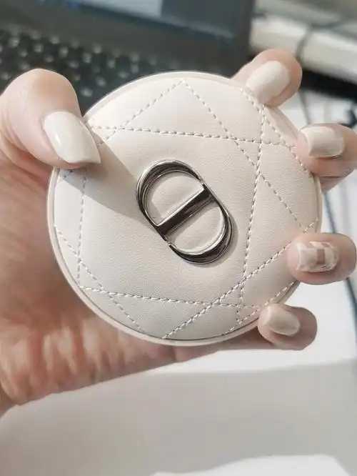 散粉会使皮肤干吗 散粉会使皮肤干吗