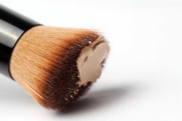 粉底刷不洗第二天会干吗？粉底刷是不是每次都要洗
