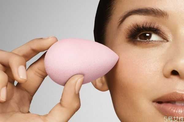 美妆蛋可以涂水乳吗？美妆蛋可以给别人用吗