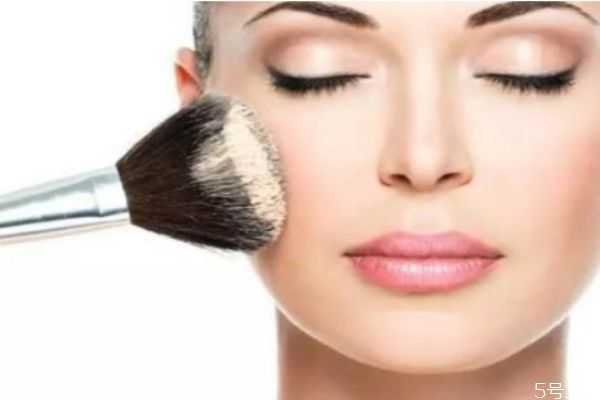 擦完粉底液脸上起皮怎么办?让粉底服帖的小技巧 擦完粉底液脸上起皮怎么办?让粉底服帖的小技巧