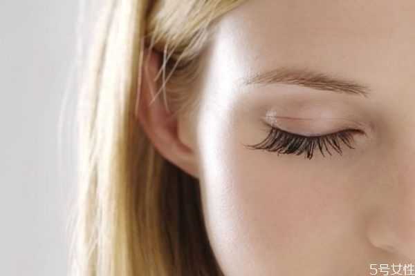如何挑选假睫毛？如何粘贴假睫毛