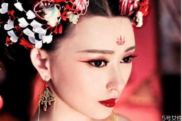 额头妆怎么画 画额头妆的方法