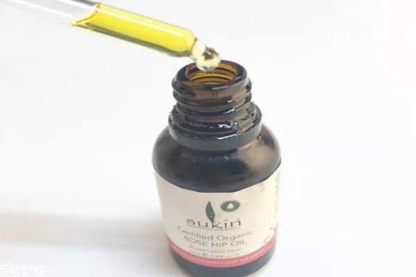 用完玫瑰果油还要用精华吗 玫瑰果油有哪些用法