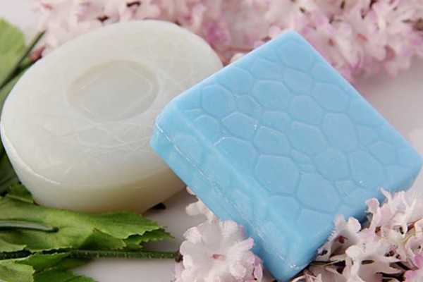 香皂洗脸和洗面奶洗脸的区别