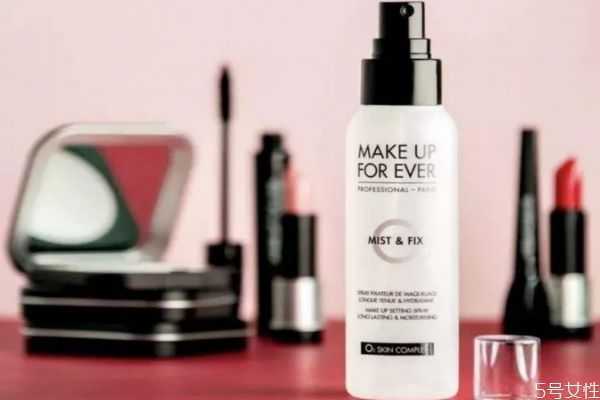 定妆喷雾补妆要用吸油纸吗 定妆喷雾补妆要用吸油纸吗