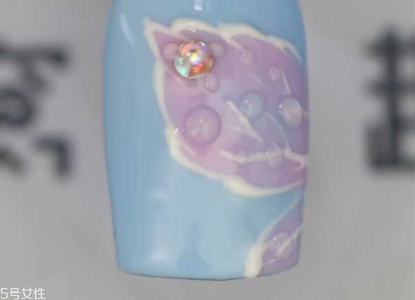 蓝色美甲怎么做？精致美甲做法教程