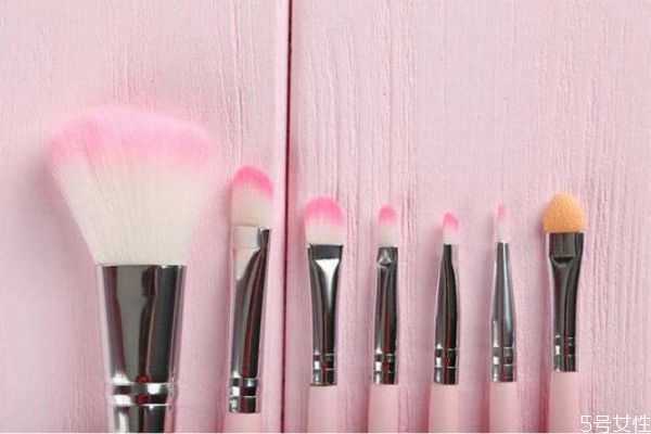 化妆刷可以用洗面奶洗吗 化妆刷可以用洗面奶洗吗