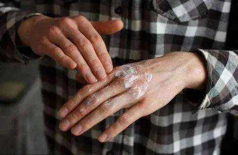 老年人秋冬季节出现皮肤瘙痒，不要大意！及时治疗！ 