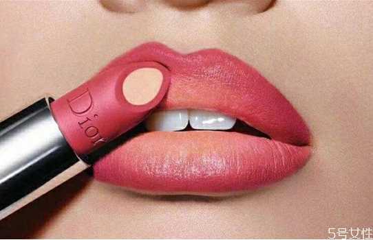 涂唇膏的正确方法 涂唇膏的正确方法