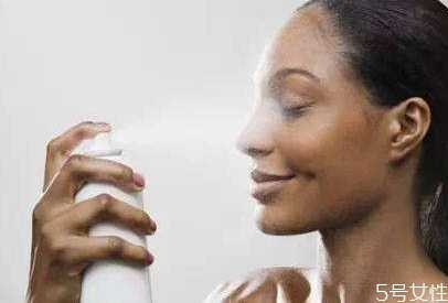 化了妆如何补水？化妆后能喷补水喷雾吗