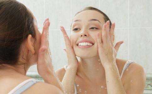 洗脸时先用卸妆水还是洗面奶