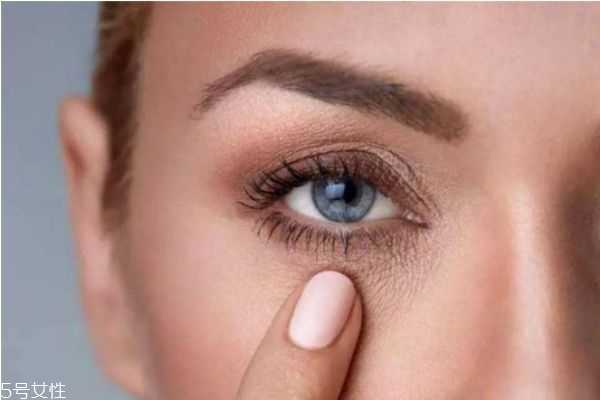 眼睛为什么会肿