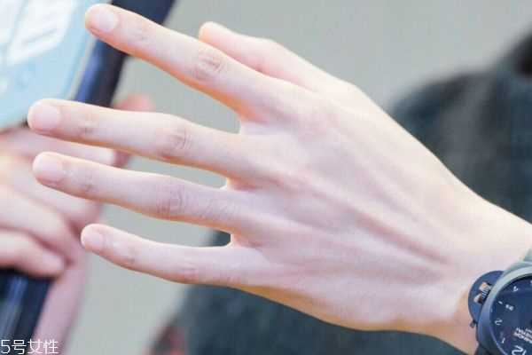 冬天手很粗糙怎么办 冬天手很粗糙怎么办