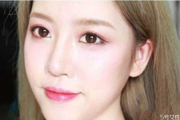 化妆淡妆需要哪些东西 化妆淡妆需要哪些东西