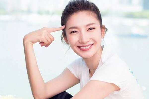 脸部缺水什么表现