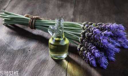 身体干燥用什么精油好？身体干燥怎么用精油