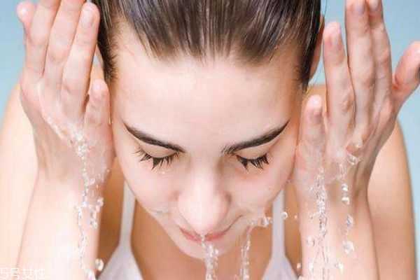 下巴上的白色颗粒是什么