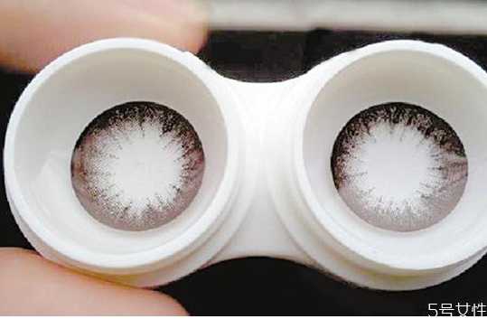 美瞳贴太紧怎么取下来 美瞳怎么用吸棒吸下来 美瞳贴太紧怎么取下来 美瞳怎么用吸棒吸下来