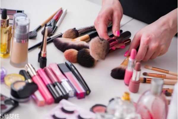 红血丝适合用气垫还是bb霜？适合红血丝的底妆