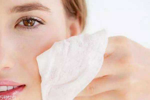 化妆水晚上睡觉能用吗 化妆水晚上睡觉能用吗