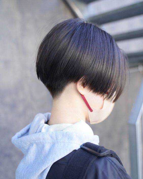 夏季女士短发这样剪，后脖推起来真时尚，看着很心动 