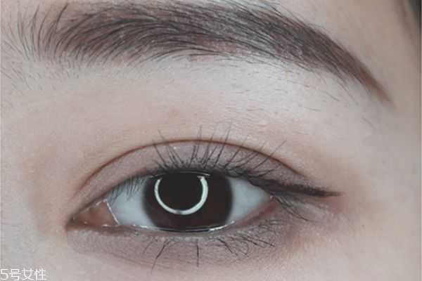 双色眼影怎么正确使用 双色眼影怎么正确使用