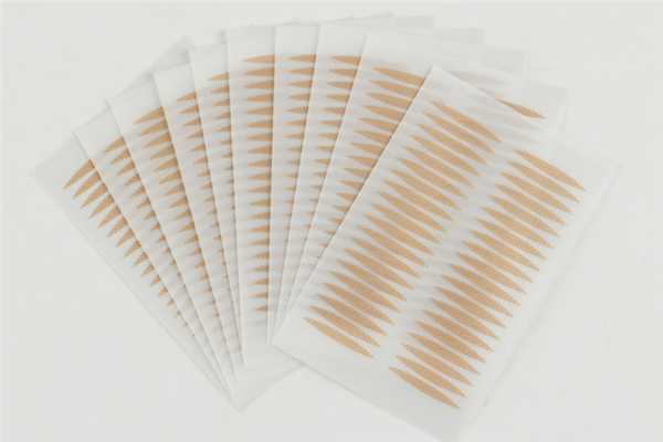 双眼皮贴贴在哪个位置最好 双眼皮贴贴在哪个位置最好