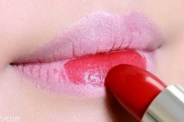 嘴唇为什么干燥