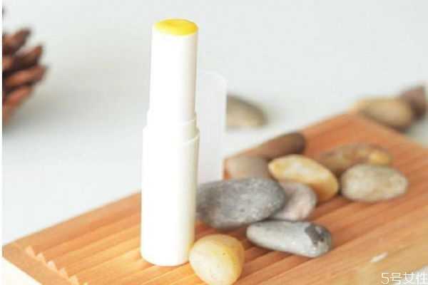 一天最多涂几次唇膏?润唇膏什么时候涂最好 一天最多涂几次唇膏?润唇膏什么时候涂最好