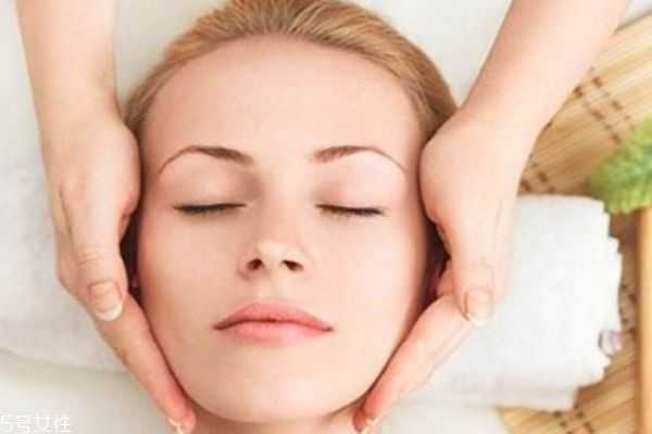 下巴两侧上长痘痘是什么原因