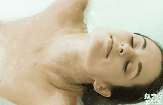 为啥天天洗头还是油的不行?控制头发出油的妙招有哪些 为啥天天洗头还是油的不行?控制头发出油的妙招有哪些