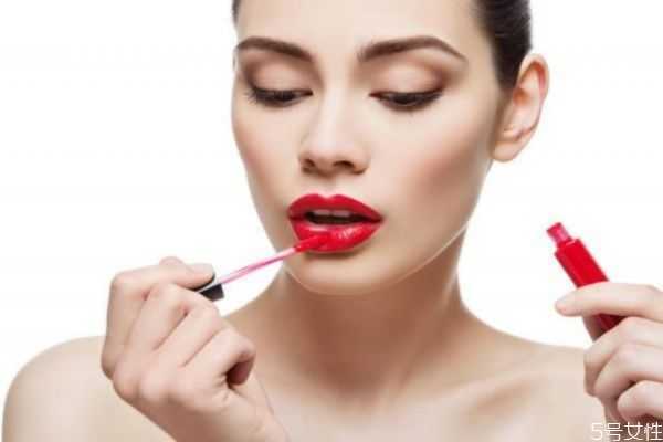 秋季唇部干裂怎么办？唇周围肤色暗发黄怎么办